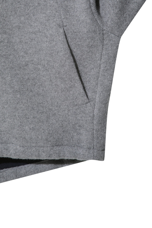 그레이 컬러의 더블 페이스드 재킷입니다. 울과 캐시미어 혼방 소재로 제작되어 부드러운 촉감과 뛰어난 보온성을 제공하며 가을, 겨울 시즌에 착용하기 좋습니다. 오버핏으로 디자인되어 편안한 착용감을 선사하며, 큼직한 후드와 밑단 스토퍼 디테일이 특징입니다. 양면 이중직으로 제작되어 볼륨감 있는 실루엣을 연출하며, 동그란 소매 라인으로 포인트를 더했습니다. 출근룩, 모임룩 등 다양한 TPO에 캐주얼, 클래식, 미니멀 스타일로 활용하기 좋습니다.
