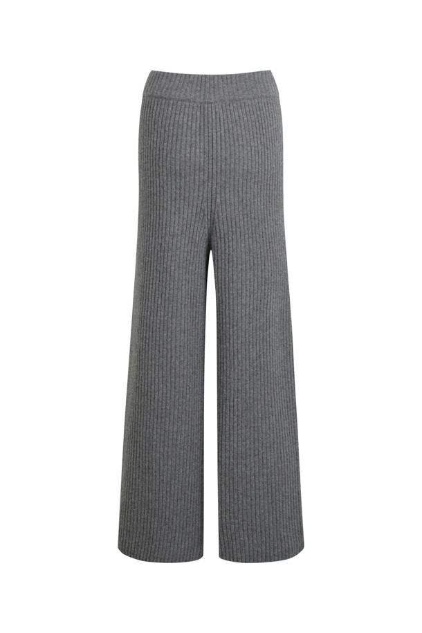Chunky Wide Pants (Grey)는 부드러운 촉감의 울 캐시미어 혼방 소재로 제작되어 가을과 겨울, 데일리 및 라운지웨어로 활용하기 좋은 여성용 니트 팬츠입니다. 톤 다운된 그레이 컬러의 무지 디자인으로 베이직하고 캐주얼한 스타일을 연출하며, 넉넉한 루즈핏 와이드 실루엣이 특징입니다. 밀도 있는 짜임과 탄탄한 편직으로 두꺼운 두께감을 자랑하며, 집콕룩이나 겨울 데일리룩에 편안함과 스타일을 더합니다. 청키 스웨터와 셋업으로 착용하여 더욱 완성도 높은 룩을 연출할 수 있습니다. 밴딩 처리로 편안한 착용감을 제공합니다.
