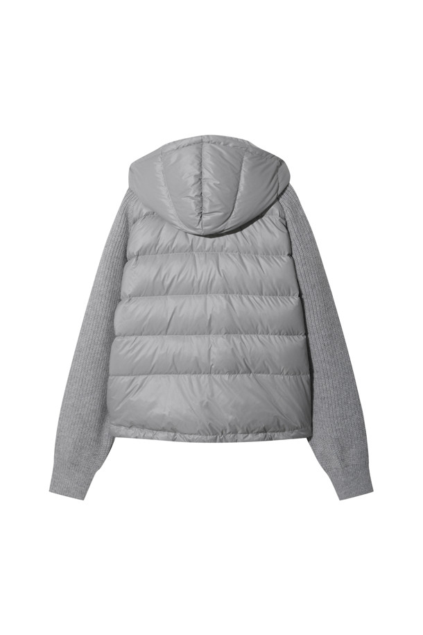 라이트 그레이 컬러의 캐시미어 점퍼는 여성 고객을 위한 겨울철 필수 아이템입니다. 미니멀하고 클래식한 스타일로, 출근룩과 모임룩에 모두 잘 어울립니다. 부드러운 촉감의 캐시미어, 나일론 혼방 소재에 두꺼운 두께감으로 따뜻함을 선사하며, 긴 소매와 레귤러핏으로 편안한 착용감을 제공합니다. 후드와 밑단 스토퍼 조절이 가능하며, 구스다운 충전재(솜털 80%, 깃털 20%)와 나일론 안감으로 보온성을 높였습니다. 
