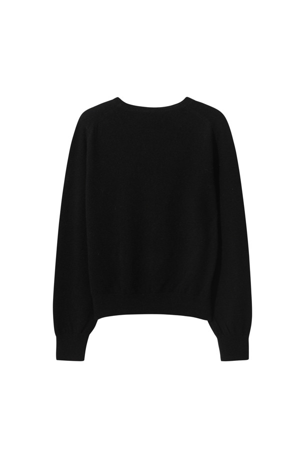 몽골산 캐시미어 100% 소재의 클래식 라운드 스웨터 (블랙)입니다. 부드러운 촉감과 가벼운 무게감이 특징이며, 높은 보온성을 제공하여 겨울철 따뜻하게 착용할 수 있습니다. 레귤러 핏에 라운드넥 디자인으로, 오피스룩, 출근룩, 모임룩 등 다양한 TPO에 활용 가능합니다. 앞 단 사선 스티치와 립조직 소매단 디테일이 돋보이며, 미니멀하고 세련된 스타일을 연출합니다. 베이직한 디자인으로 유행을 타지 않고 오랫동안 즐겨 입을 수 있는 아이템입니다.
