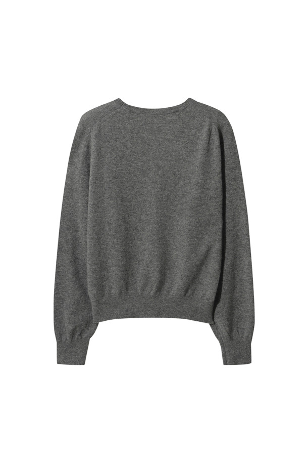 클래식 라운드 스웨터 (그레이)는 부드러운 촉감과 뛰어난 보온성을 자랑하는 여성용 겨울 스웨터입니다. 몽골산 캐시미어 100% 소재로 제작되어 고급스러운 착용감을 선사하며, 레귤러 핏과 라운드넥 디자인으로 클래식하고 베이직한 스타일을 연출합니다. 앞단 사선 스티치와 립조직 소매단 디테일이 돋보이며, 가벼운 무게감으로 편안하게 착용할 수 있습니다. 오피스룩과 출근룩에 잘 어울리는 미니멀한 디자인으로, 다양한 스타일링에 활용하기 좋습니다.
