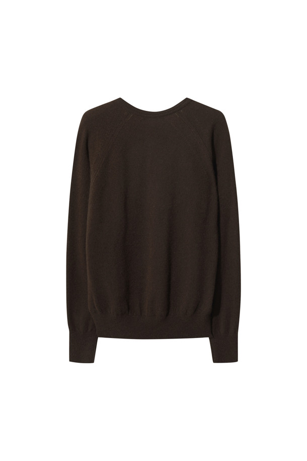 **클래식 브이넥 스웨터 (브라운)**

몽골산 캐시미어 100% 소재로 제작되어 부드러운 촉감과 가벼운 착용감을 선사하는 브라운 컬러의 여성용 브이넥 스웨터입니다. 가을, 겨울 시즌에 어울리는 레귤러 핏의 긴소매 디자인으로, 클래식하고 베이직한 스타일을 연출합니다. 얇은 두께감으로 다양한 이너와 레이어드하여, 출근룩, 오피스룩, 모임룩 등 폭넓은 TPO에 활용 가능합니다. 미니멀한 디자인으로 유행을 타지 않아 오랫동안 즐겨 입을 수 있으며, 캐시미어 특유의 고급스러운 분위기를 더합니다.
