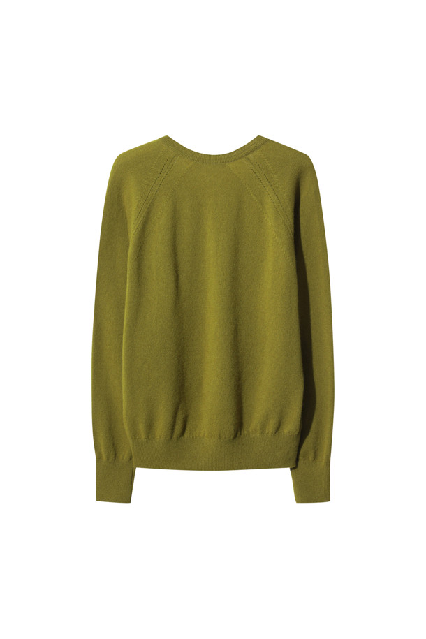 올리브 색상의 클래식 브이넥 스웨터는 가을과 겨울, 당신의 일상과 오피스룩에 우아함을 더해줄 여성 니트입니다. 몽골산 캐시미어 100% 소재로 제작되어 부드러운 촉감과 뛰어난 보온성을 자랑하며, 가벼운 무게감으로 편안한 착용감을 선사합니다. 레귤러핏 디자인과 긴 소매, 무지 패턴이 어우러져 클래식하고 미니멀한 스타일을 연출하며, 레이어드하여 다양한 스타일을 소화할 수 있습니다. 출근룩, 모임룩 등 다양한 TPO에 활용 가능하며, 얇은 두께감으로 간절기에도 부담 없이 즐길 수 있습니다.
