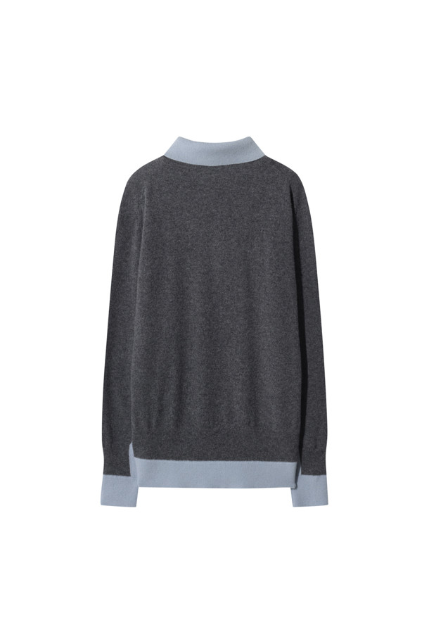 세련된 감각을 더하는 투톤 폴로 스웨터 (Grey)입니다. 몽골산 캐시미어 100% 소재로 제작되어 부드러운 촉감과 뛰어난 보온성을 자랑합니다. 차분한 그레이와 블루 컬러의 조화가 돋보이며, 클래식하고 미니멀한 스타일을 연출합니다. 폴로넥 디자인과 자개 단추 디테일이 고급스러움을 더하며, 레귤러핏으로 편안하게 착용할 수 있습니다. 오피스룩, 출근룩, 모임룩 등 다양한 TPO에 활용하여 세련된 스타일을 완성해 보세요.
