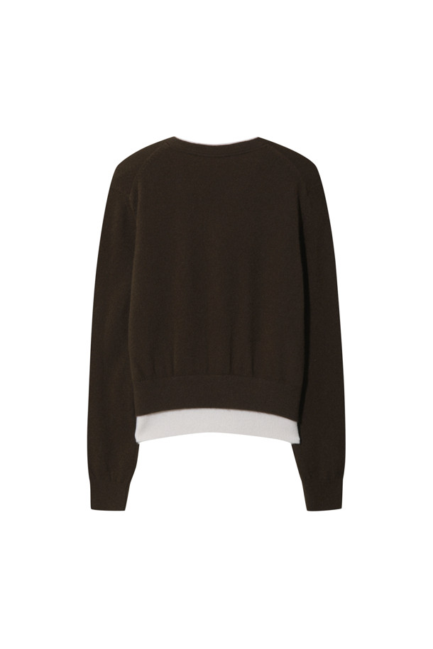 세련된 투톤 배색이 돋보이는 브라운 컬러의 여성 캐시미어 가디건입니다. 몽골산 캐시미어 100% 소재로 제작되어 부드러운 촉감과 뛰어난 보온성을 자랑합니다. V넥 라인과 밑단에 화이트 배색 포인트를 주어 클래식하면서도 세련된 무드를 연출합니다. 레귤러 핏에 얇은 두께감으로 간절기부터 겨울까지 다양하게 활용 가능하며, 버튼 여밈으로 간편하게 착용할 수 있습니다. 데이트룩, 출근룩, 모임룩 등 어떤 TPO에도 잘 어울리는 미니멀 스타일의 가디건입니다.
