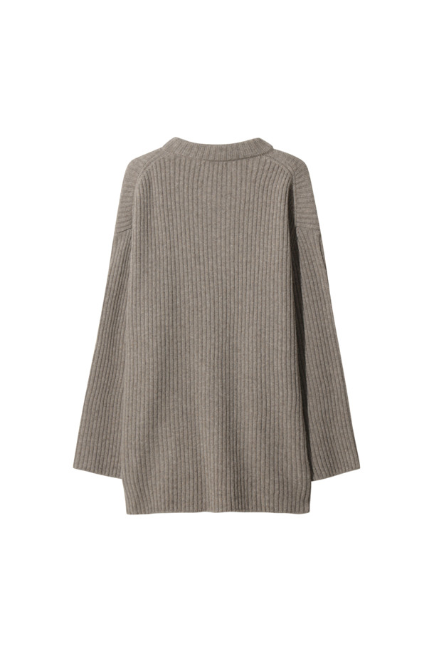 베이지 색상의 청키 스웨터입니다. 캐시미어와 울 혼방 소재로 제작되어 부드럽고 포근한 착용감을 선사합니다. 롱 기장의 루즈핏으로 편안하게 착용 가능하며, 와이드 소매단과 앞뒤 기장 차이, 둥근 밑단으로 포인트를 더했습니다. 케이블 패턴이 돋보이며, 라운드넥과 긴 소매 디자인으로 가을, 겨울철 데일리룩과 집콕룩, 미니멀, 캐주얼, 클래식 스타일 모두 소화 가능합니다. 체형 커버에도 효과적입니다.