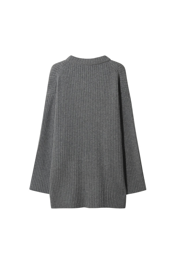 캐시미어와 양모 혼방으로 제작되어 부드러운 촉감을 자랑하는 그레이 컬러의 청키 스웨터입니다. 
라운드넥 디자인에 루즈핏으로 편안하게 착용 가능하며, 가을 겨울 시즌 데일리룩, 집콕룩, 카페룩 등 다양한 TPO에 활용하기 좋습니다. 
케이블 패턴과 와이드한 소매단, 둥근 밑단이 특징이며, 앞뒤 기장 차이로 포인트를 더했습니다. 
두꺼운 두께감으로 따뜻함을 유지하며, 베이직하면서도 캐주얼하고 클래식한 스타일을 연출합니다. 
긴 소매 기장으로 포근함을 더해 겨울철 필수 아이템으로 활용하기 좋습니다.