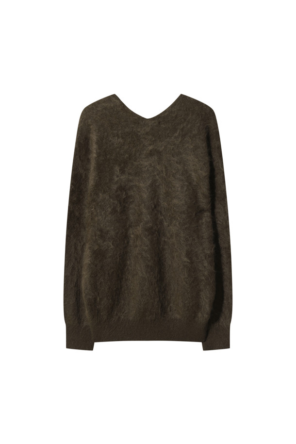 부드러운 촉감의 헤어리 캐시미어 스웨터 (브라운)입니다. 두꺼운 두께감으로 가을, 겨울 시즌 따뜻하게 착용할 수 있으며, 루즈핏과 브이넥 디자인으로 편안하면서도 세련된 스타일을 연출합니다. 베이직한 무드의 무지 디자인은 클래식, 미니멀, 캐주얼 등 다양한 스타일과 쉽게 매치할 수 있습니다. 브러싱 처리와 기모감으로 풍성한 텍스처를 더해 포근한 느낌을 선사하며, 겨울 데일리룩, 집콕룩, 카페룩 등 폭넓게 활용할 수 있습니다. 긴 소매 기장의 여성 니트/스웨터입니다.
