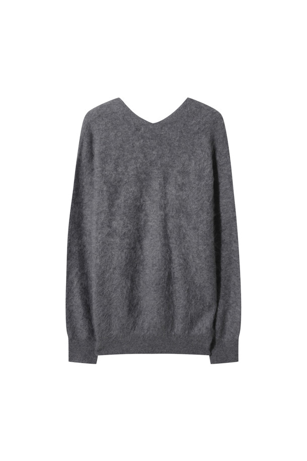 다크 그레이 컬러의 헤어리 캐시미어 스웨터입니다. 브러싱 처리된 텍스처로 고급스러운 외관과 부드러운 촉감을 선사하며, 두꺼운 두께감으로 겨울철에도 따뜻하게 착용 가능합니다. 루즈핏과 브이넥 디자인으로 편안하면서도 세련된 스타일을 연출하며, 베이직하고 클래식한 무드로 다양한 룩에 활용하기 좋습니다. 캐시미어 소재 특유의 포근함과 기모감으로 민감한 피부에도 자극 없이 데일리룩, 모임룩, 카페룩 등 다방면으로 활용 가능합니다.
