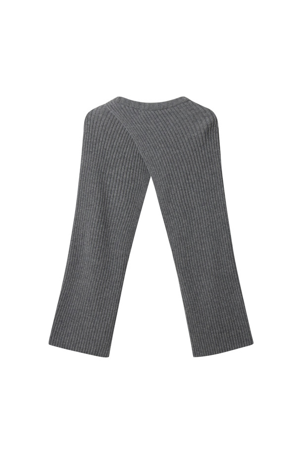 와이드 슬리브 볼레로 (그레이)는 캐시미어와 울 혼방 소재로 제작되어 부드러운 촉감과 두꺼운 두께감으로 가을, 겨울 시즌에 따뜻하게 착용하기 좋습니다. 루즈핏의 라운드넥 디자인에 와이드 슬리브, 사선 디테일, 짧은 기장이 더해져 미니멀하면서도 세련된 무드를 연출합니다. 무지 디자인으로 어떤 옷에도 쉽게 매치할 수 있으며, 탄탄한 짜임으로 레이어드하여 다양한 스타일을 연출할 수 있습니다. 데일리룩, 모임룩, 카페룩 등 TPO에 구애받지 않고 미니멀, 클래식, 캐주얼 스타일을 모두 소화할 수 있는 활용도 높은 아이템입니다.
