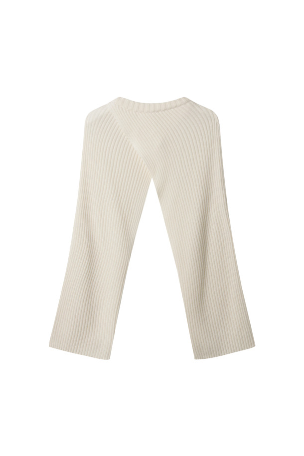 아이보리 와이드 슬리브 볼레로입니다. 캐시미어와 울 혼방 소재로 제작되어 부드러운 촉감과 따뜻함을 선사하며, 가을, 겨울 시즌에 착용하기 좋습니다. 라운드넥에 루즈핏 디자인으로 편안하면서도 엘레강스한 무드를 연출합니다. 와이드 슬리브와 사선 디테일이 돋보이며, 크롭 기장으로 다양한 스타일링에 활용할 수 있습니다. 데이트룩, 모임룩, 출근룩 등 TPO에 맞춰 클래식, 미니멀, 시크한 스타일을 연출해보세요.
