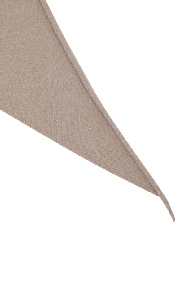 베이지 색상의 Triangle 머플러입니다. 몽골산 캐시미어 100% 소재로 제작되어 부드러운 촉감과 뛰어난 보온성을 제공하며, 가을, 겨울철에 착용하기 좋습니다. 얇은 두께로 휴대성이 용이하며, 숄 스타일로도 연출할 수 있습니다. 베이직한 디자인과 무지 패턴으로 다양한 스타일의 의상에 두루 잘 어울립니다. 넉넉한 사이즈로 포근하게 감싸주어 따뜻함을 더해줍니다.
