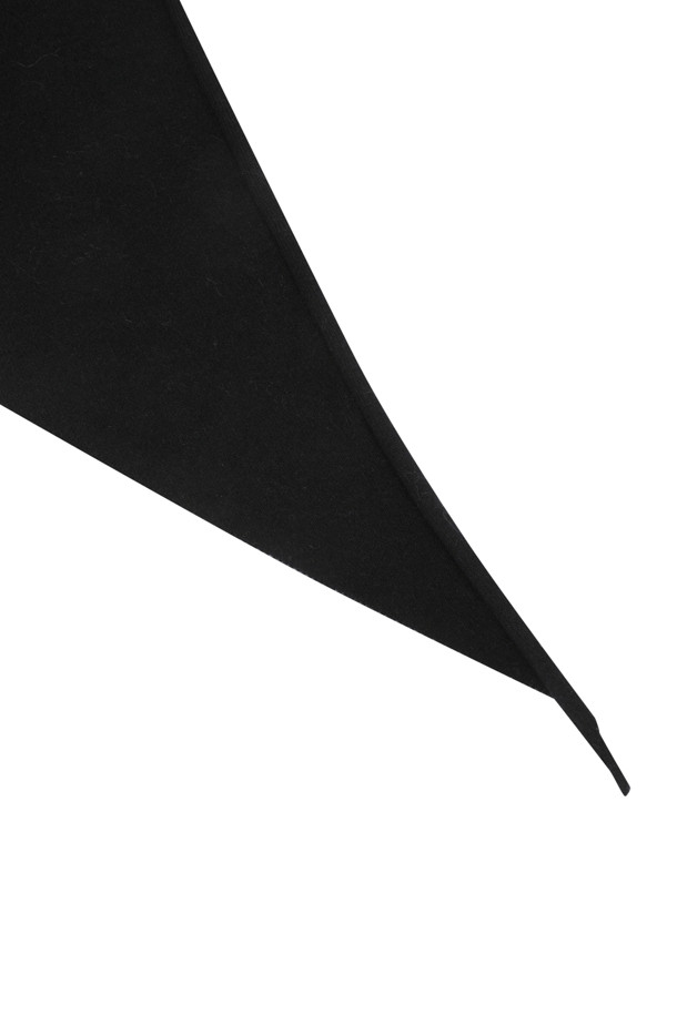 몽골산 캐시미어 100%로 제작된 Triangle 머플러(블랙)입니다. 가을, 겨울철 보온성을 책임지는 부드러운 촉감의 얇은 두께로, 숄처럼 활용 가능한 넉넉한 사이즈가 특징입니다. 베이직한 디자인과 무지 패턴은 클래식, 미니멀, 캐주얼 등 다양한 스타일 연출에 용이하며, 출근룩과 모임룩에 모두 잘 어울립니다. 가볍게 걸쳐 포근함을 더해보세요.
