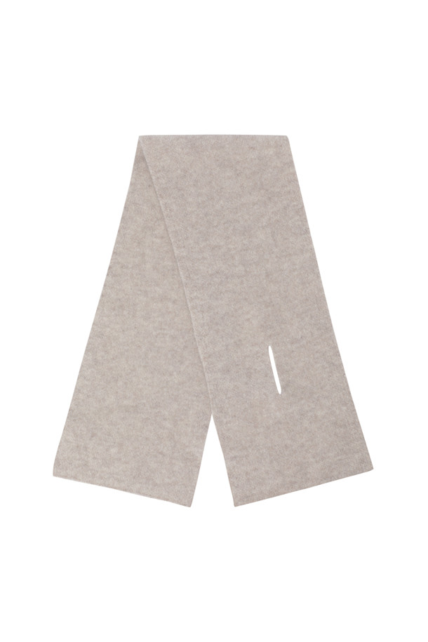 캐시미어 쁘띠 머플러 (라이트 베이지)는 가을과 겨울, 미니멀하고 클래식한 스타일을 연출하기에 적합합니다. 부드러운 캐시미어 소재에 도톰한 두께감으로 보온성을 높였으며, 이중직으로 제작되어 탄탄한 내구성을 자랑합니다. 숏한 기장감과 홀 트임 디자인으로 휴대성이 뛰어나며, 출근룩이나 모임룩에 포인트를 더할 수 있습니다. 무지 디자인의 라이트 베이지 컬러는 어떤 옷에도 잘 어울려 데일리 머플러로 활용하기 좋습니다. 
