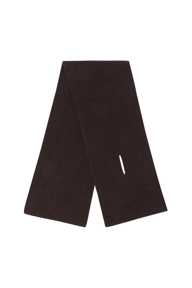 캐시미어 쁘띠 머플러 (브라운)는 부드러운 촉감과 뛰어난 보온성을 제공하는 겨울철 필수 아이템입니다. 이중직 편직으로 제작되어 두꺼우면서도 포근하며, 숏한 기장감과 홀 트임 디자인으로 세련된 스타일을 연출합니다. 출근룩과 모임룩에 미니멀하고 클래식한, 혹은 캐주얼한 무드를 더해주는 활용도 높은 머플러입니다. 무지 디자인으로 어떤 스타일에도 잘 어울리며, 휴대성이 높아 언제 어디서든 따뜻함을 유지할 수 있습니다. 가을, 겨울 시즌 데일리 머플러로 추천합니다.

