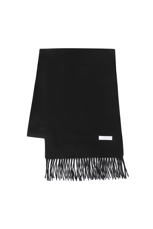 캐시미어 클래식 머플러 (블랙)는 겨울철 데일리룩에 완벽한 부드러움을 선사합니다. 남녀 모두 착용 가능하며, 얇은 두께와 지블링 가공으로 섬세한 촉감을 자랑합니다. 164cm 길이의 무지 디자인에 프린지 장식으로 클래식하고 모던한 스타일을 연출합니다. 보온 기능에 충실하여 추운 날씨에도 따뜻하게 사용할 수 있습니다. 부드러운 캐시미어 소재는 고급스러운 분위기를 더합니다.

