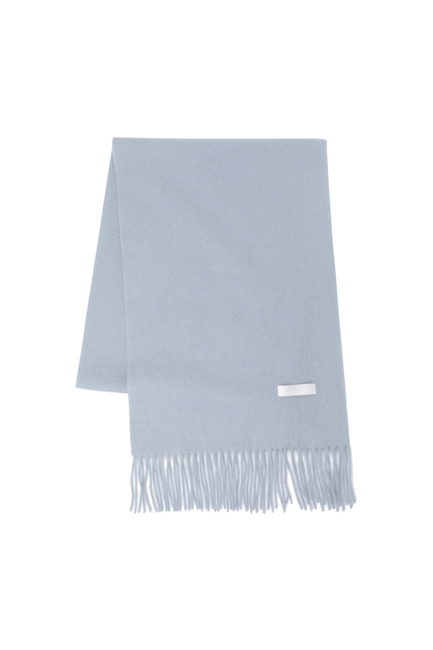 [Re-order] 캐시미어 클래식 머플러 (블루)는 남녀 모두 착용 가능한 머플러/스카프입니다. 부드러운 캐시미어 소재로 제작되어 겨울철 보온성을 높여주며, 164cm의 넉넉한 기장과 지블링 기법으로 고급스러움을 더했습니다. 무지 디자인에 프린지 장식이 더해져 클래식하면서도 모던한 스타일을 연출하며, 출근룩, 모임룩, 데이트룩 등 다양한 TPO에 활용하기 좋습니다. 가벼운 무게감으로 편안한 착용감을 선사하는 이 머플러는 미니멀, 시크 스타일에 잘 어울립니다.
