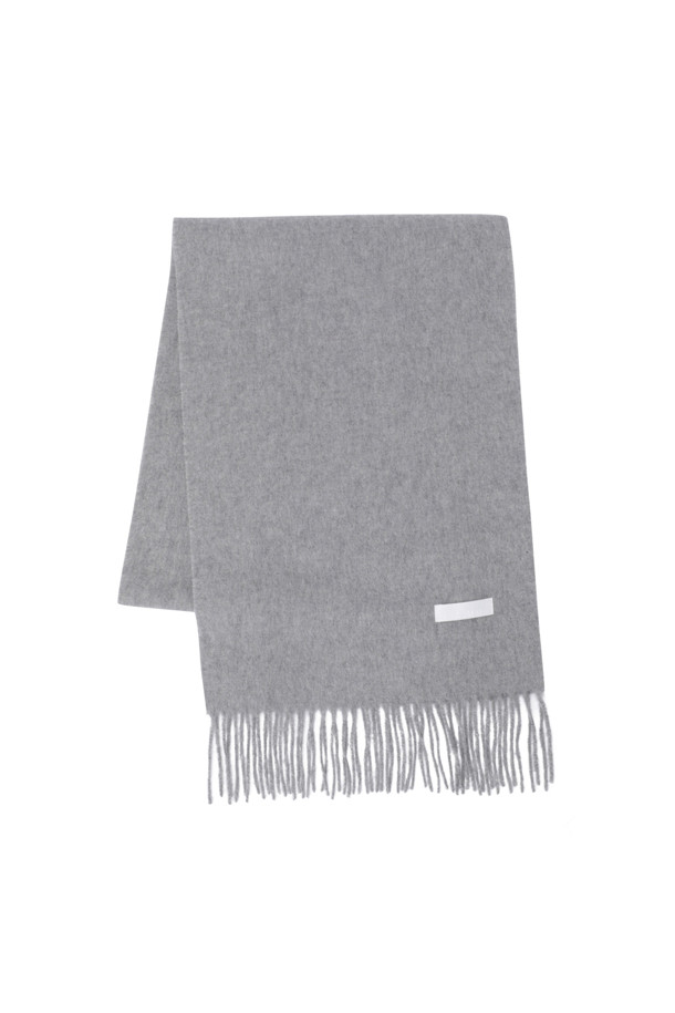 캐시미어 클래식 머플러 (그레이)는 부드러운 촉감과 가벼운 무게감으로 편안한 착용감을 선사합니다. 얇은 두께감으로 겨울철 보온성을 유지하며, 164cm의 넉넉한 기장감과 프린지 디자인으로 포인트를 더했습니다. 지블링 기법을 적용하여 고급스러운 외관을 자랑하며, 클래식하고 모던한 스타일을 연출할 수 있습니다. 겨울 데일리룩, 모임룩에 톤온톤 코디로 미니멀하게 스타일링하기 좋습니다.
