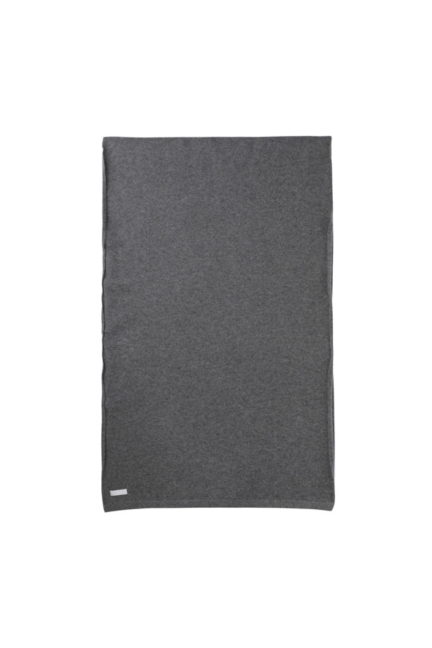 몽골산 캐시미어 100% 소재의 캐시미어 와이드 숄 (그레이)입니다. 가을, 겨울 시즌에 어울리는 부드러운 촉감과 얇은 두께로 제작되어, 가볍게 걸치기 좋습니다. 베이직하고 클래식한 디자인으로 여행룩, 휴가룩과 미니멀한 스타일을 연출하기 좋습니다. 70cm x 200cm의 넉넉한 사이즈로 담요, 숄, 머플러 등 다용도로 활용 가능하며, 휴대성이 뛰어나 실용적입니다.
