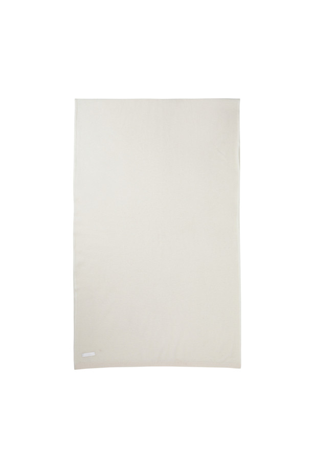 아이보리 컬러의 캐시미어 와이드 숄입니다. 몽골산 캐시미어 100%로 제작되어 부드러운 촉감과 얇지만 뛰어난 보온성을 자랑합니다. 가을, 겨울철 일상룩과 여행룩에 클래식하고 미니멀한 스타일을 더해줍니다. 넓은 폭으로 담요, 숄, 머플러 등 다용도로 활용 가능하며, 가벼운 무게감과 휴대성이 뛰어나 실용적입니다. 민감한 피부에도 자극 없이 편안하게 착용할 수 있습니다.
