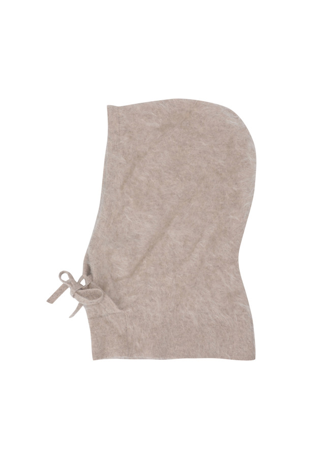 베이지 컬러의 헤어리 캐시미어 바라클라바입니다. 부드러운 촉감의 캐시미어 소재에 브러싱 처리를 더해 포근함을 높였습니다. 깊은 모자 깊이와 후드형 디자인으로 보온성을 극대화하며, 스트링으로 핏 조절이 가능합니다. 겨울철 데일리룩, 산책룩, 집콕룩 등 다양한 TPO에 활용 가능하며, 넥워머로도 사용할 수 있습니다. 미니멀, 클래식, 캐주얼 스타일을 즐겨 입는 분들께 추천합니다.
