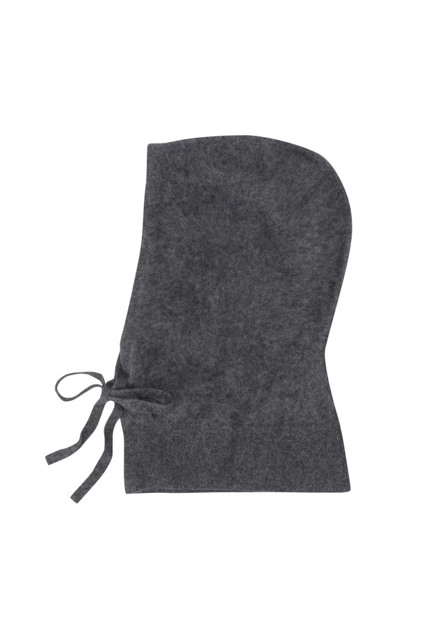 Hairy 캐시미어 바라클라바 (다크 그레이)는 겨울과 가을, 포근함과 스타일을 동시에 원하는 당신을 위한 아이템입니다. 부드러운 캐시미어 소재와 브러싱 처리로 풍성한 텍스처를 선사하며, 두꺼운 두께감으로 뛰어난 보온성을 자랑합니다. 딥한 다크 그레이 컬러와 무지 디자인은 클래식, 미니멀, 캐주얼 등 어떤 스타일에도 자연스럽게 어울립니다. 스트링 디테일로 사이즈 조절이 용이하며, 넥워머로도 활용 가능하여 실용성을 더했습니다. 쌀쌀한 날씨, 데일리룩, 산책룩, 여행룩에 따뜻함과 세련됨을 더해보세요.
