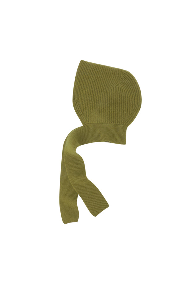 캐시미어 바라클라바 (올리브)는 겨울철 추위로부터 당신을 따뜻하게 보호해 줄 필수 아이템입니다. 부드러운 캐시미어 소재와 깊은 모자 깊이, 두꺼운 두께감으로 뛰어난 보온성을 제공하며, 립조직 편직으로 고급스러운 질감을 더했습니다. 머플러처럼 연출하여 다양한 스타일을 연출할 수 있으며, 이마를 가리는 후드 디자인으로 더욱 포근한 착용감을 선사합니다. 무지 디자인에 올리브 컬러로 어떤 스타일에도 쉽게 매치할 수 있으며, 가볍고 휴대성이 높아 겨울철 데일리 아이템으로 손색없습니다.

