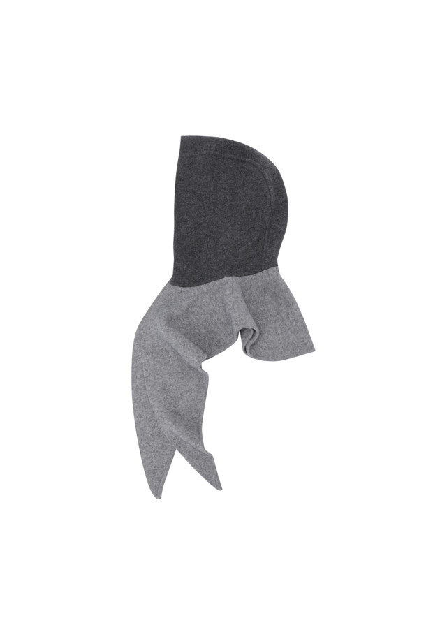 다크 그레이 후드 케이프는 여성스러운 매력을 더하는 아우터입니다. 양모와 캐시미어 혼방 소재로 제작되어 부드러운 촉감과 뛰어난 보온성을 자랑하며, 롱 기장에 루즈핏으로 편안하게 착용 가능합니다. 후드 디자인과 숄더 케이프 디테일이 돋보이며, 오픈 방식으로 간편하게 스타일링할 수 있습니다. 가을, 겨울철 출근룩 또는 모임룩에 클래식하면서도 모던한 스타일을 연출해보세요. 
