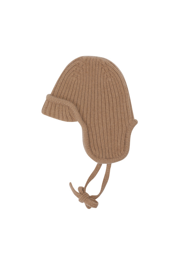 캐시미어 이어플랩 (카멜)은 부드러운 촉감의 몽골산 캐시미어 100%로 제작되어 뛰어난 보온성을 자랑하는 겨울철 필수 아이템입니다. 볼드한 골지 짜임과 턱선까지 내려오는 디자인으로 클래식, 미니멀, 캐주얼 등 다양한 스타일 연출에 용이합니다. 앞부분 접힘 디테일과 귀를 덮는 깊이로 디자인되어 따뜻함과 스타일을 동시에 잡았습니다. 차분하고 세련된 카멜 컬러는 어떤 룩에도 자연스럽게 어울립니다. 추운 겨울, 캐시미어 이어플랩 (카멜)으로 따뜻하고 멋스럽게 스타일을 완성하세요.
