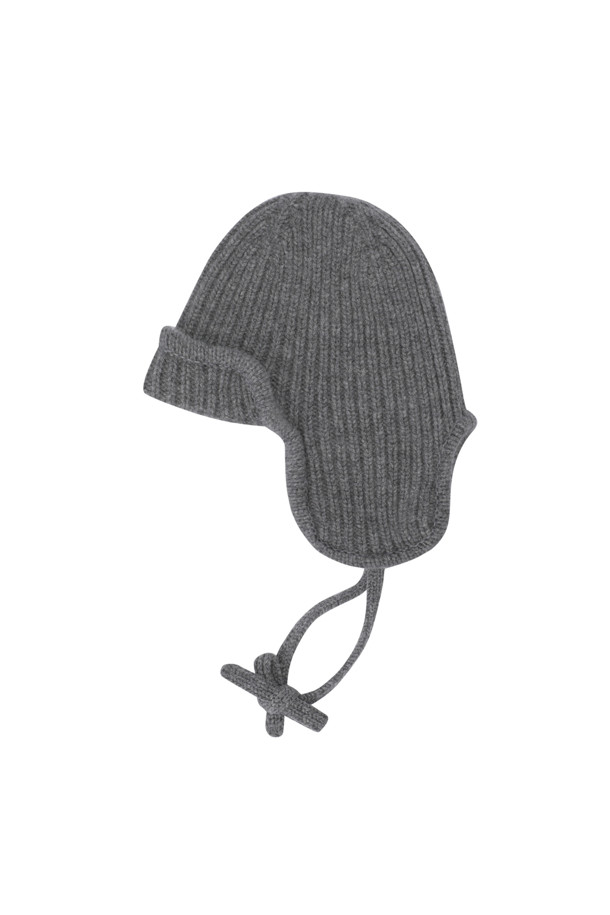 캐시미어 이어플랩 (그레이)는 부드러운 촉감과 두꺼운 두께로 따뜻함을 선사하는 겨울철 필수 아이템입니다. 귀를 완전히 덮는 디자인과 턱선까지 내려오는 길이로 보온성을 극대화하며, 앞부분 접힘 디테일이 돋보입니다. 골지 패턴과 스트링 장식이 클래식하면서도 미니멀한 스타일을 연출하여 다양한 캐주얼 룩에 매치하기 좋습니다. 공용으로 착용 가능한 디자인으로, 추운 날씨에도 스타일리시함을 잃지 않도록 도와줍니다.
