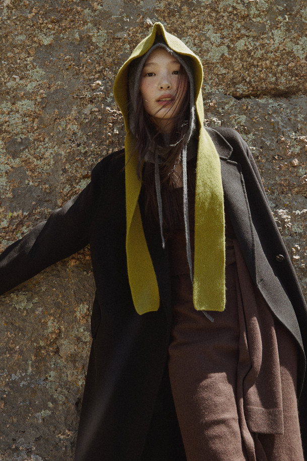 캐시미어 핸드메이드 코트 (블랙)는 가을과 겨울, 당신의 스타일을 완성해 줄 여성용 아우터입니다. 부드러운 촉감과 고급스러운 광택이 돋보이는 캐시미어 소재로 제작되었으며, 보온성이 뛰어나 추운 날씨에도 따뜻하게 착용할 수 있습니다. 베이직하고 클래식한 디자인으로 출근룩, 오피스룩, 모임룩 등 다양한 TPO에 활용 가능하며, 싱글 버튼 여밈과 레귤러핏으로 세련된 실루엣을 연출합니다. 카라와 포켓 디테일이 돋보이며, 내구성이 뛰어나 오랫동안 변함없이 즐겨 입을 수 있습니다.
