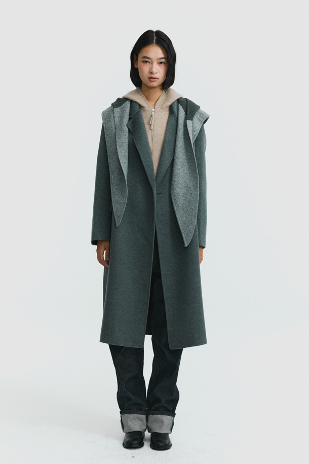 캐시미어 핸드메이드 코트 (그레이)는 가을과 겨울, 일상에서 세련된 스타일을 연출하는 여성용 코트입니다. 부드러운 촉감의 캐시미어 소재로 제작되어 고급스러운 외관과 가벼운 착용감, 뛰어난 보온성을 자랑합니다. 레귤러 핏에 싱글 버튼 여밈 방식, 무지 디자인으로 미니멀하고 베이직한 스타일을 완성합니다. 오피스룩, 출근룩, 모임룩 등 다양한 TPO에 활용 가능하며, 클래식, 미니멀, 시크한 무드를 연출합니다. 포켓과 카라 디테일이 돋보이는 핸드메이드 코트로, 당신의 겨울 스타일을 더욱 돋보이게 해 줄 것입니다.
