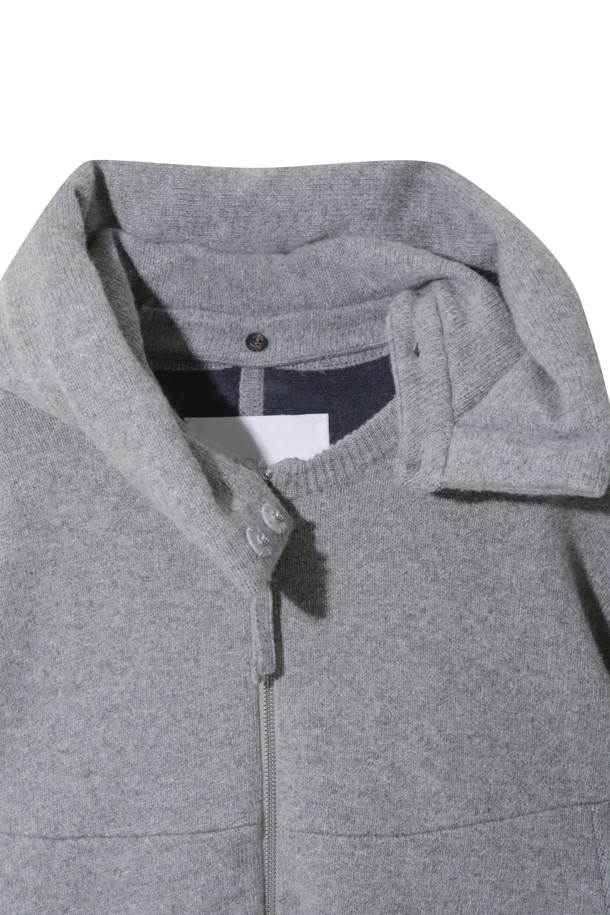 그레이 컬러의 더블 페이스드 재킷입니다. 울과 캐시미어 혼방 소재로 제작되어 부드러운 촉감과 뛰어난 보온성을 제공하며 가을, 겨울 시즌에 착용하기 좋습니다. 오버핏으로 디자인되어 편안한 착용감을 선사하며, 큼직한 후드와 밑단 스토퍼 디테일이 특징입니다. 양면 이중직으로 제작되어 볼륨감 있는 실루엣을 연출하며, 동그란 소매 라인으로 포인트를 더했습니다. 출근룩, 모임룩 등 다양한 TPO에 캐주얼, 클래식, 미니멀 스타일로 활용하기 좋습니다.
