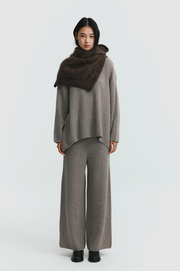 캐시미어와 울 혼방 소재로 부드러운 촉감이 돋보이는 "청키 와이드 팬츠" 베이지 컬러입니다. 탄탄한 골지 짜임과 루즈핏으로 편안하면서도 고급스러운 실루엣을 연출합니다. 와이드 핏에 두꺼운 두께감으로 가을, 겨울 시즌 따뜻하게 착용할 수 있으며, 밴딩 처리로 체형에 구애 없이 편안하게 즐길 수 있습니다. 데일리룩, 집콕룩, 라운지웨어 등 다양한 TPO에 활용 가능하며, 클래식, 미니멀, 캐주얼 스타일 모두 소화 가능한 베이직 아이템입니다.
