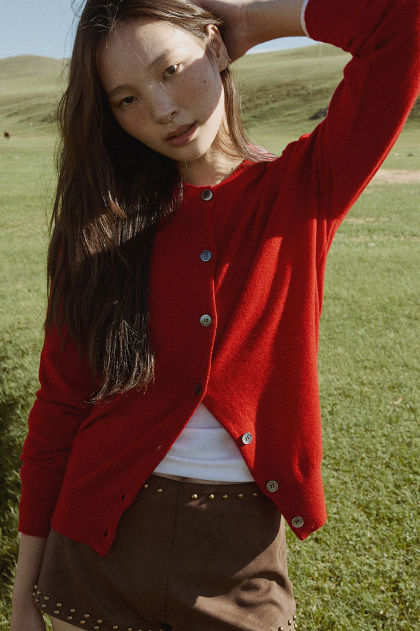 [Re-order] 베이스 레이어 라운드 (화이트)는 미니멀하고 클래식한 스타일을 추구하는 분들을 위한 사계절용 베이스 레이어입니다. 라이오셀, 울, 폴리우레탄 혼방 소재로 제작되어 부드러운 촉감과 슬림핏을 제공하며, 보온성과 신축성이 뛰어납니다. 라운드넥, 긴소매 디자인에 얇은 두께로 제작되어 레이어드하여 다양한 스타일을 연출할 수 있습니다. 무지 디자인의 화이트 컬러로 어떤 옷에도 매치하기 용이하며, 일상에서 편안하게 착용하기 좋습니다.
