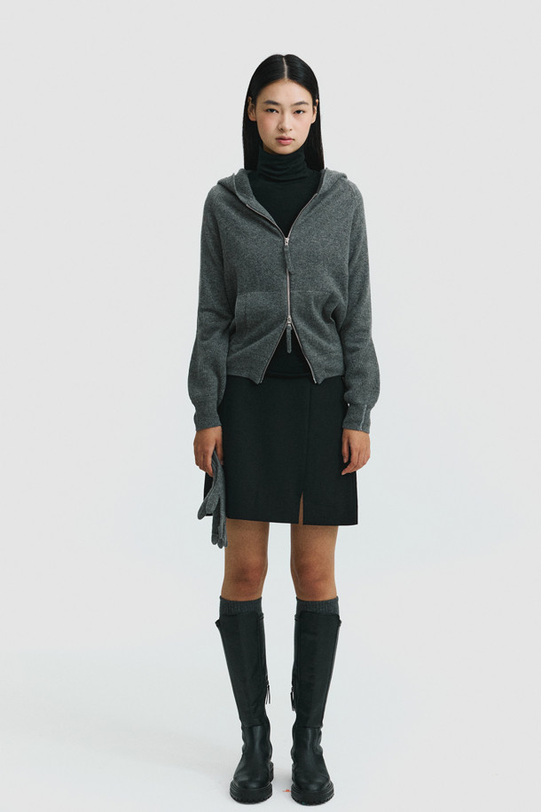 [Re-order] 베이스 레이어 터틀넥 (블랙)은 부드러운 촉감과 보온성을 갖춘 여성용 터틀넥입니다. 라이오셀, 울, 폴리우레탄 혼방 소재로 제작되어 얇지만 따뜻하게 착용할 수 있습니다. 베이직한 스타일과 레귤러 핏으로 어떤 옷에도 레이어드하기 좋으며, 겨울철 데일리룩에 활용하기 좋습니다. 블랙 컬러의 무지 디자인으로 미니멀하고 클래식한 분위기를 연출합니다. 긴 소매 기장의 터틀넥으로, 추운 날씨에도 따뜻하고 편안하게 스타일을 완성할 수 있습니다.
