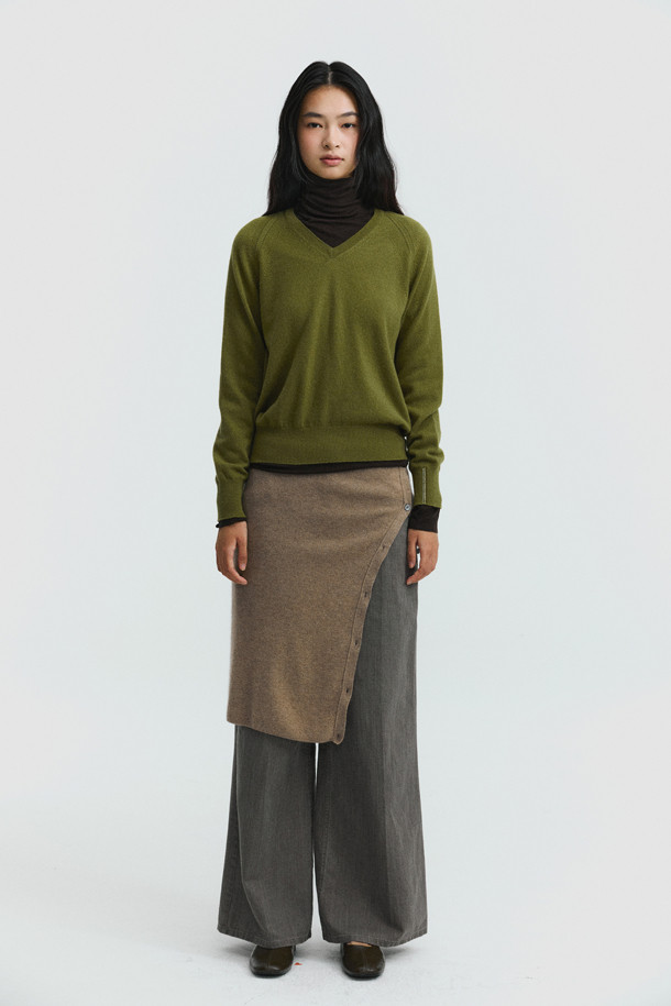 부드러운 촉감의 베이스 레이어 터틀넥 (브라운)입니다. 라이오셀, 울, 폴리우레탄 혼방 소재로 제작되어 얇지만 뛰어난 보온성을 제공합니다. 겨울철 데일리룩 또는 집콕룩에 활용하기 좋으며, 미니멀, 클래식, 캐주얼 등 다양한 스타일 연출에 용이합니다. 레귤러핏으로 편안하게 착용 가능하며, 레이어드하여 더욱 따뜻하게 입을 수 있습니다.
