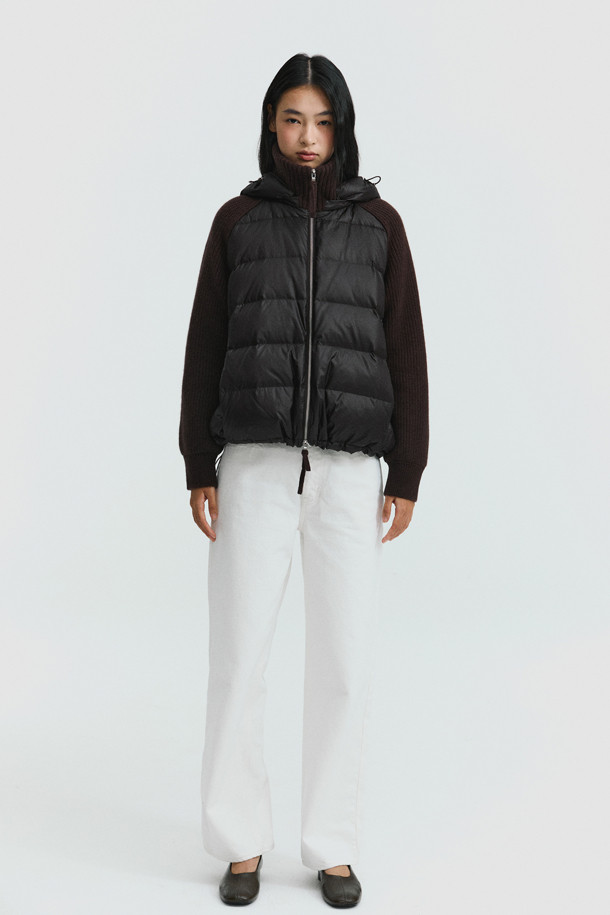 캐시미어 점퍼 (브라운)는 여성 고객을 위한 아우터 점퍼입니다. 가을과 겨울, 일상과 출근, 모임 자리에서 고급스러우면서도 클래식한 스타일을 연출할 수 있습니다. 부드러운 촉감의 캐시미어와 나일론 혼방 소재로 제작되었으며, 두꺼운 두께감으로 보온성을 높였습니다. 프랑스산 안감과 후드 및 밑단 스토퍼, 구스다운 충전재(솜털 80%, 깃털 20%)는 뛰어난 기능성을 제공합니다. 긴 소매, 레귤러핏에 집업 방식으로 편안하게 착용할 수 있습니다.
