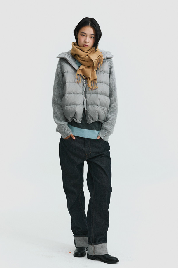 라이트 그레이 컬러의 캐시미어 점퍼는 여성 고객을 위한 겨울철 필수 아이템입니다. 미니멀하고 클래식한 스타일로, 출근룩과 모임룩에 모두 잘 어울립니다. 부드러운 촉감의 캐시미어, 나일론 혼방 소재에 두꺼운 두께감으로 따뜻함을 선사하며, 긴 소매와 레귤러핏으로 편안한 착용감을 제공합니다. 후드와 밑단 스토퍼 조절이 가능하며, 구스다운 충전재(솜털 80%, 깃털 20%)와 나일론 안감으로 보온성을 높였습니다. 
