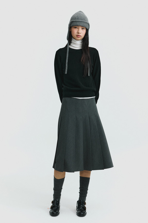 몽골산 캐시미어 100% 소재의 클래식 라운드 스웨터 (블랙)입니다. 부드러운 촉감과 가벼운 무게감이 특징이며, 높은 보온성을 제공하여 겨울철 따뜻하게 착용할 수 있습니다. 레귤러 핏에 라운드넥 디자인으로, 오피스룩, 출근룩, 모임룩 등 다양한 TPO에 활용 가능합니다. 앞 단 사선 스티치와 립조직 소매단 디테일이 돋보이며, 미니멀하고 세련된 스타일을 연출합니다. 베이직한 디자인으로 유행을 타지 않고 오랫동안 즐겨 입을 수 있는 아이템입니다.
