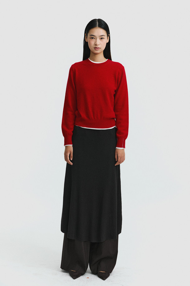 클래식 라운드 스웨터(레드)는 몽골산 캐시미어 100%로 제작되어 부드러운 촉감과 뛰어난 보온성을 자랑합니다. 라운드넥과 긴 소매, 레귤러핏으로 디자인되어 클래식하고 미니멀한 스타일을 연출하며, 일상 및 출근룩, 모임룩에 모두 잘 어울립니다. 크롭 기장에 앞단 사선 스티치 디테일이 돋보이며, 립조직 소매단으로 포인트를 더했습니다. 가벼운 무게감으로 편안하게 착용 가능하며, 겨울철 따뜻함을 선사합니다.
