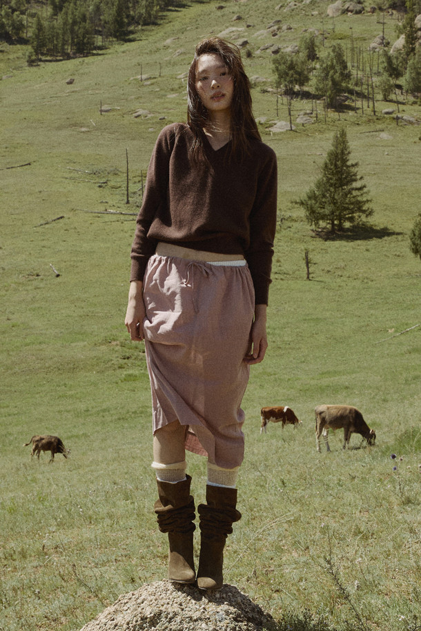 **클래식 브이넥 스웨터 (브라운)**

몽골산 캐시미어 100% 소재로 제작되어 부드러운 촉감과 가벼운 착용감을 선사하는 브라운 컬러의 여성용 브이넥 스웨터입니다. 가을, 겨울 시즌에 어울리는 레귤러 핏의 긴소매 디자인으로, 클래식하고 베이직한 스타일을 연출합니다. 얇은 두께감으로 다양한 이너와 레이어드하여, 출근룩, 오피스룩, 모임룩 등 폭넓은 TPO에 활용 가능합니다. 미니멀한 디자인으로 유행을 타지 않아 오랫동안 즐겨 입을 수 있으며, 캐시미어 특유의 고급스러운 분위기를 더합니다.
