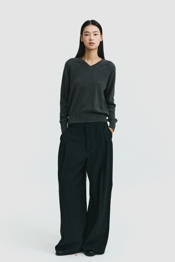 클래식 브이넥 스웨터 (그레이)는 몽골산 캐시미어 100% 소재로 제작되어 부드러운 촉감과 가벼운 착용감을 선사합니다. 가을과 겨울, 일상에서 활용하기 좋은 베이직하고 클래식한 디자인으로, 레귤러핏과 긴 소매 기장으로 편안함을 더했습니다. 얇은 두께감으로 레이어드하여 다양한 스타일을 연출할 수 있으며, 출근룩, 비즈니스 캐주얼, 모임룩 등 TPO에 맞춰 활용 가능합니다. 차콜, 브라운 컬러도 준비되어 있습니다.
