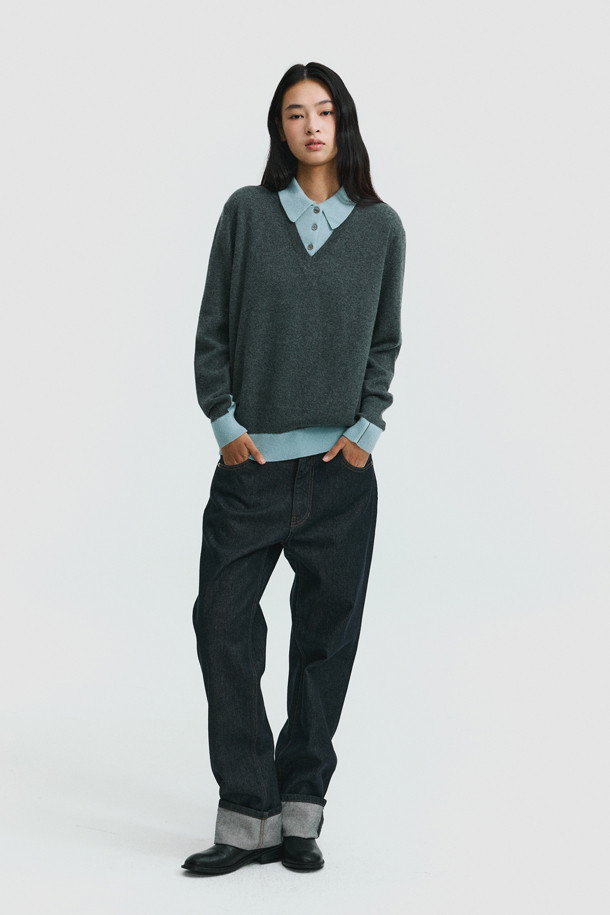 세련된 감각을 더하는 투톤 폴로 스웨터 (Grey)입니다. 몽골산 캐시미어 100% 소재로 제작되어 부드러운 촉감과 뛰어난 보온성을 자랑합니다. 차분한 그레이와 블루 컬러의 조화가 돋보이며, 클래식하고 미니멀한 스타일을 연출합니다. 폴로넥 디자인과 자개 단추 디테일이 고급스러움을 더하며, 레귤러핏으로 편안하게 착용할 수 있습니다. 오피스룩, 출근룩, 모임룩 등 다양한 TPO에 활용하여 세련된 스타일을 완성해 보세요.
