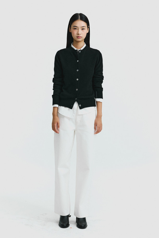 몽골산 캐시미어 100% 소재의 클래식 버튼 가디건(블랙)입니다. 가을과 겨울, 일상에서 착용하기 좋으며, 레귤러 핏과 라운드넥 디자인으로 어떤 스타일에도 잘 어울립니다. 얇은 두께감으로 부드러운 촉감을 선사하며, 보온성을 유지해 줍니다. 출근룩, 오피스룩, 모임룩 등 다양한 TPO에 활용 가능하며, 미니멀하고 시크한 스타일을 연출하기 좋습니다. 소매는 긴 소매이며, 휴대성이 높아 실용적입니다.
