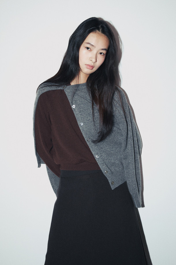 몽골산 캐시미어 100% 소재의 클래식 버튼 가디건입니다. 가볍고 부드러운 촉감으로 가을, 겨울철 따뜻하게 착용할 수 있으며, 일상, 오피스룩, 출근룩, 모임룩 등 다양한 TPO에 활용 가능합니다. 레귤러핏 디자인에 라운드넥으로 제작되었으며, 베이직하고 미니멀한 스타일을 연출합니다. 얇은 두께로 제작되어 휴대성이 높으며, 라운드 스웨터와 셋업으로도 코디할 수 있습니다.
