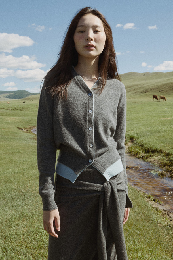 **투톤 가디건 (그레이)**는 부드러운 촉감의 몽골산 캐시미어 100% 소재로 제작되어 가을과 겨울, 따뜻하고 포근하게 착용하기 좋습니다. 미니멀하고 베이직한 디자인으로 출근룩, 모임룩 등 다양한 TPO에 활용할 수 있으며, 레귤러 핏과 긴소매 기장으로 어떤 스타일에도 잘 어울립니다. 넥라인과 밑단의 투톤 컬러 배색이 은은한 포인트를 더하며, 얇은 두께감으로 레이어드하여 더욱 다채로운 스타일링을 연출할 수 있습니다. 가벼운 무게감으로 편안하게 착용 가능하며, 부드러운 캐시미어 소재가 고급스러운 분위기를 선사합니다.

