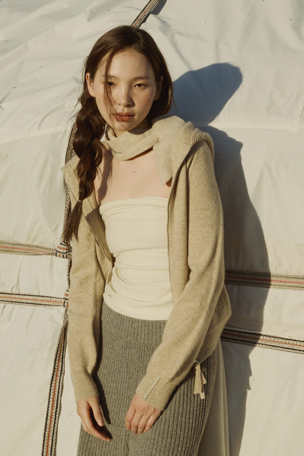 몽골산 캐시미어 100% 소재의 후드 가디건(베이지)입니다. 부드러운 촉감과 보온성을 갖춘 두꺼운 두께감으로 가을, 겨울철 따뜻하게 착용하기 좋습니다. 집업 스타일로 간편하게 입고 벗을 수 있으며, 베이직하고 캐주얼한 무드를 연출합니다. 넉넉한 후드 크기와 소매단 하찌조직 포인트, 브랜드 로고가 각인된 지퍼 디테일이 돋보입니다. 일상룩, 집콕룩, 산책룩 등 다양한 TPO에 캐주얼, 미니멀, 클래식 스타일로 활용하기 좋습니다.
