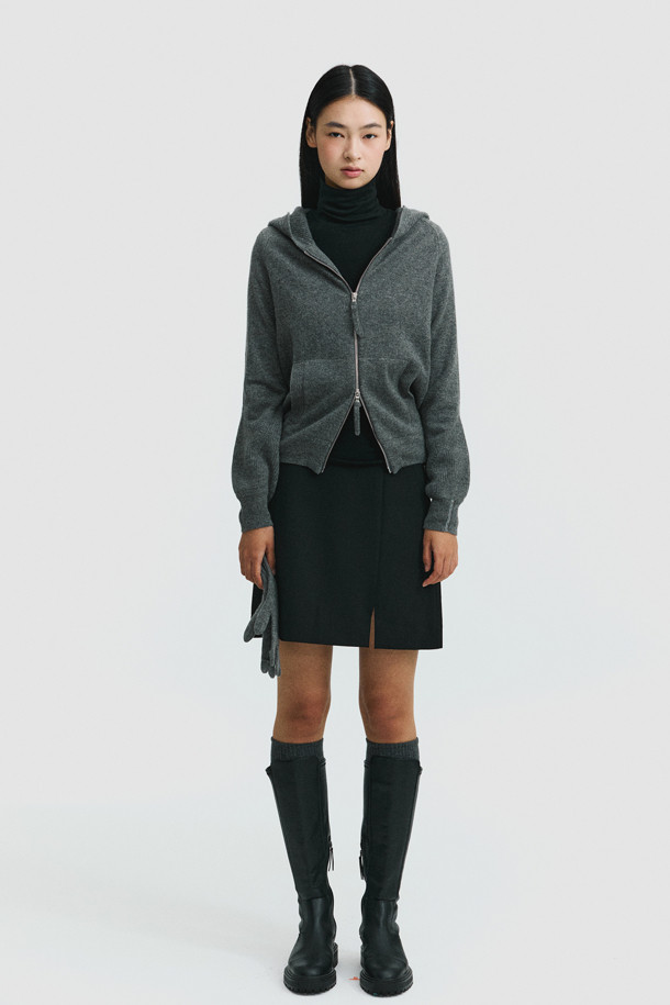 몽골산 캐시미어 100%로 제작되어 부드러운 촉감이 특징인 후드 카디건 (그레이)입니다. 긴 소매와 레귤러 핏으로 편안한 착용감을 선사하며, 두꺼운 두께감으로 가을, 겨울철 보온성을 높였습니다. 넉넉한 후드 크기와 소매단 하찌조직 포인트 디테일이 돋보이며, 브랜드 로고가 각인된 지퍼로 고급스러움을 더했습니다. 집콕룩, 산책룩, 출근룩 등 다양한 TPO에 캐주얼, 미니멀, 클래식 스타일로 활용하기 좋습니다.
