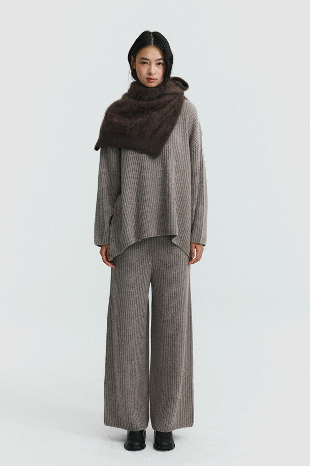 베이지 색상의 청키 스웨터입니다. 캐시미어와 울 혼방 소재로 제작되어 부드럽고 포근한 착용감을 선사합니다. 롱 기장의 루즈핏으로 편안하게 착용 가능하며, 와이드 소매단과 앞뒤 기장 차이, 둥근 밑단으로 포인트를 더했습니다. 케이블 패턴이 돋보이며, 라운드넥과 긴 소매 디자인으로 가을, 겨울철 데일리룩과 집콕룩, 미니멀, 캐주얼, 클래식 스타일 모두 소화 가능합니다. 체형 커버에도 효과적입니다.